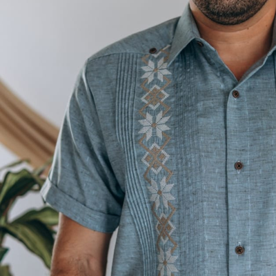 Guayabera bleue homme tenue élégante été