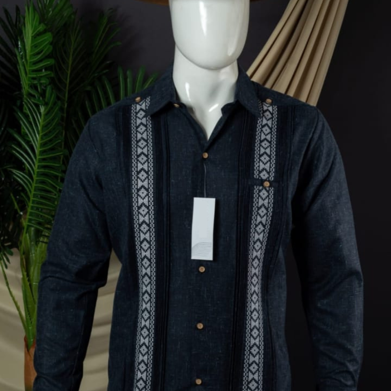 Guayabera bleue marine brodée blanche manche longue