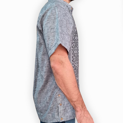 Guayabera brodée grise homme – style tropical chic et moderne