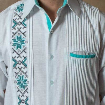 Guayabera claire avec broderies turquoise artisanales