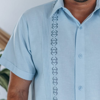 Guayabera classique bleu clair en lin et coton