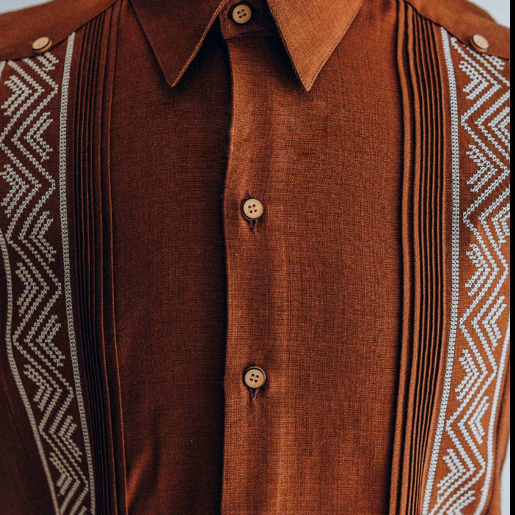 Guayabera couleur brique brodée