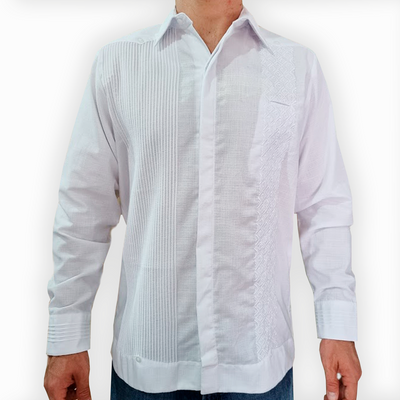 Guayabera de mariage blanche pour marié avec détails brodés