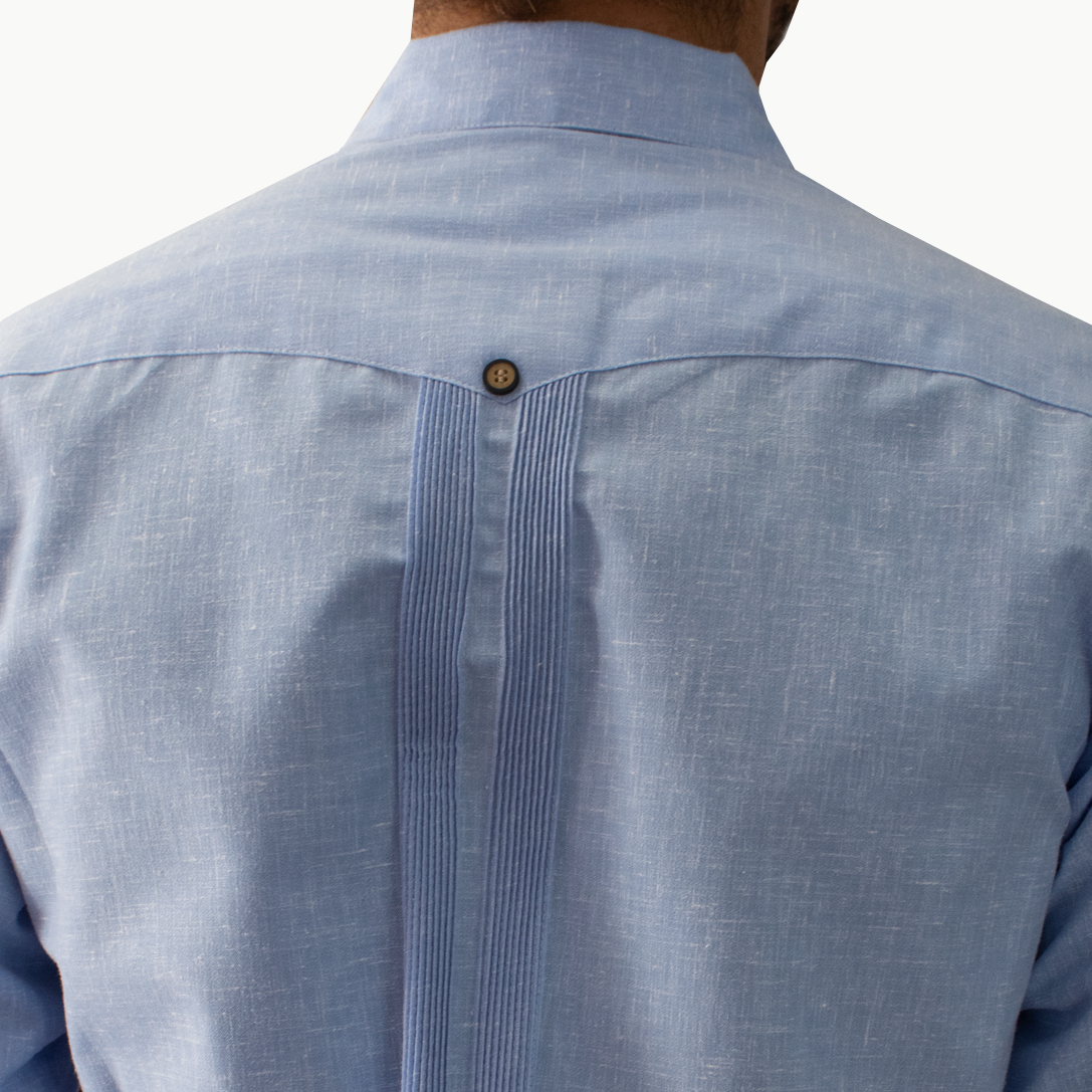 Guayabera en lin et coton bleue brodée à la main