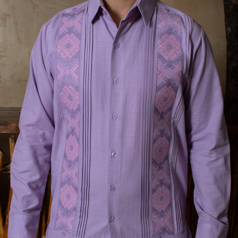 Guayabera lila brodée Casa Habana – chemise artisanale en lin pour homme