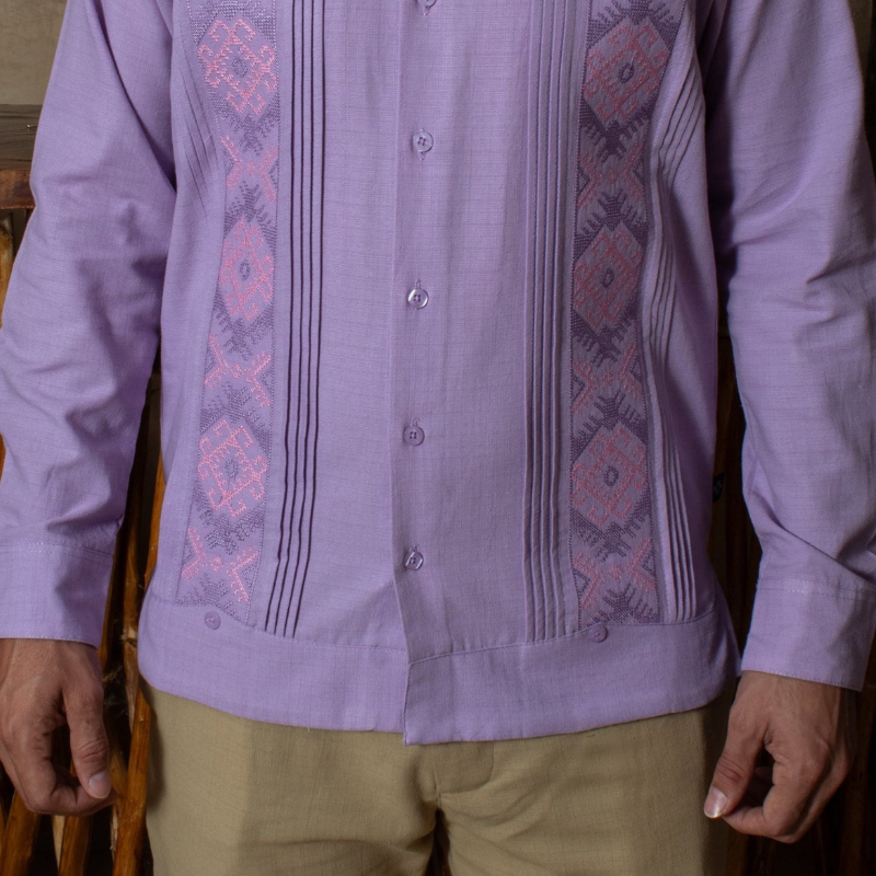 Guayabera lila brodée Casa Habana – élégance colorée et artisanat mexicain