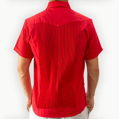 Guayabera rouge traditionnelle mexicaine à manches courtes