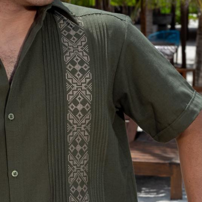 Guayabera vert militaire style tropical chic