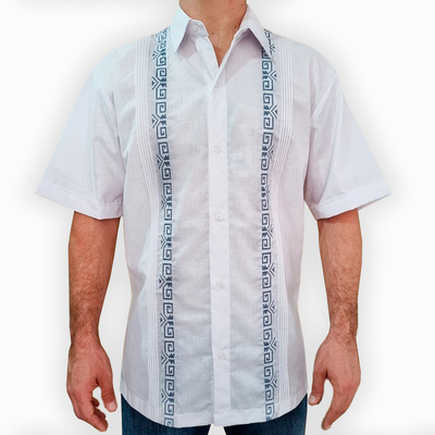 Guayabera yucatèque en lin blanc à broderie bleue, manches courtes