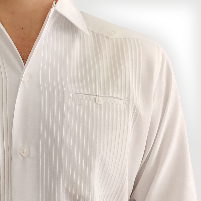 Homme élégant portant une guayabera blanche de cérémonie