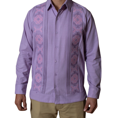Homme élégant portant une guayabera lila brodée – style tropical chic
