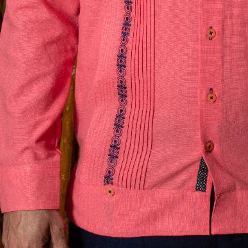 Homme élégant portant une guayabera rose corail – style tropical chic
