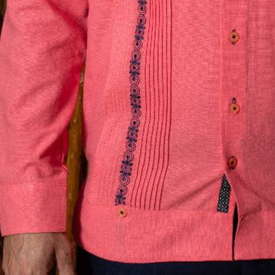 Homme élégant portant une guayabera rose corail – style tropical chic