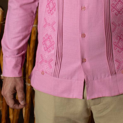 Homme élégant portant une guayabera rose pastel – style tropical raffiné