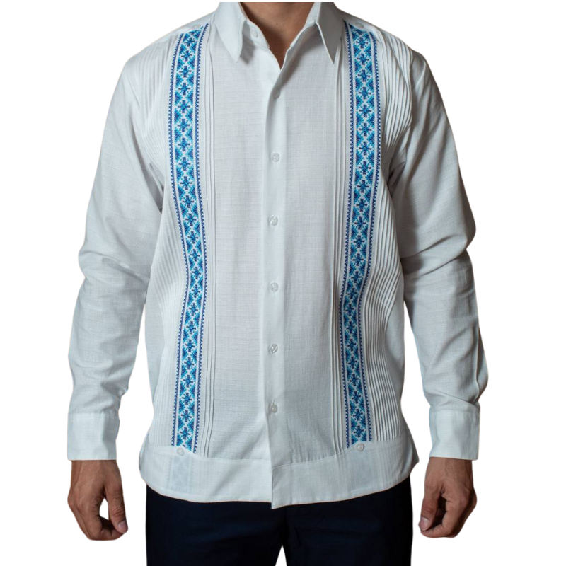 Homme portant une Guayabera Présidentielle Brodée Bleu Ciel élégante