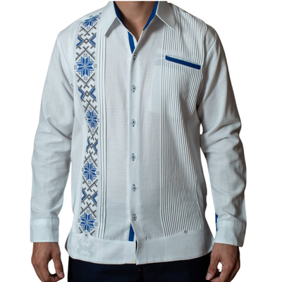 Homme portant une Guayabera Présidentielle Brodée Bleue élégante