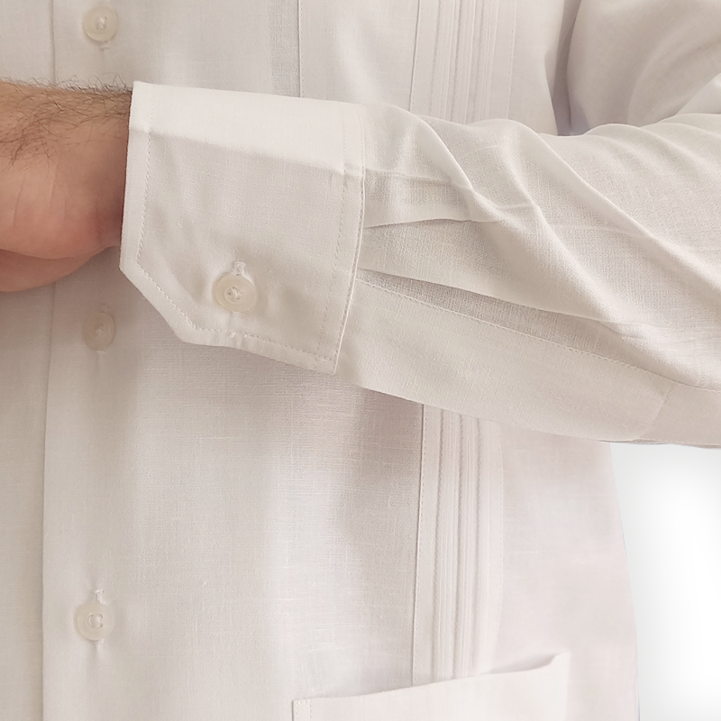 Homme portant une guayabera blanche élégante lors d’un mariage tropical