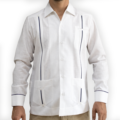Homme portant une guayabera blanche à liseré bleu, manches longues