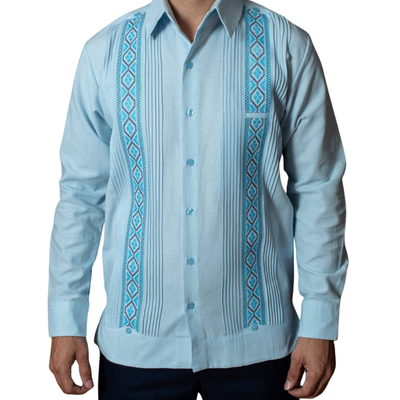 Homme portant une guayabera bleu ciel manches longues élégante