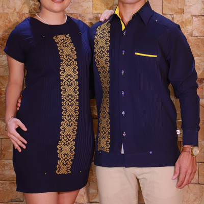 Homme portant une guayabera bleu roi brodée jaune élégante