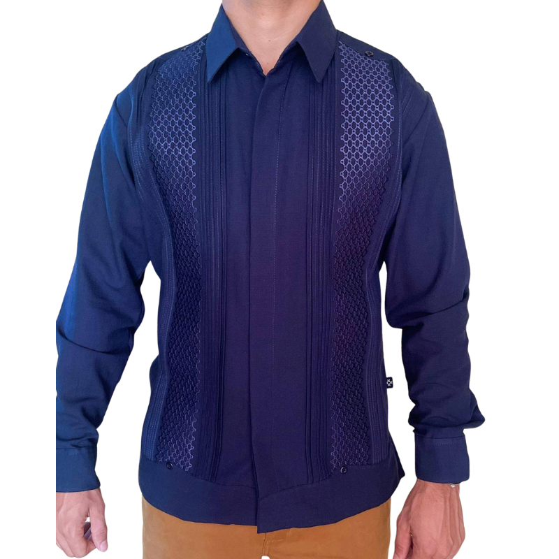 Homme portant une guayabera bleu roi élégante