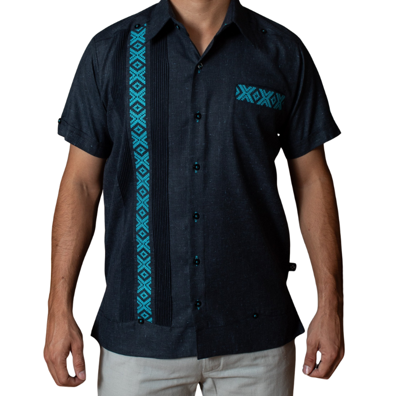 Homme portant une guayabera bleue brodée turquoise en été