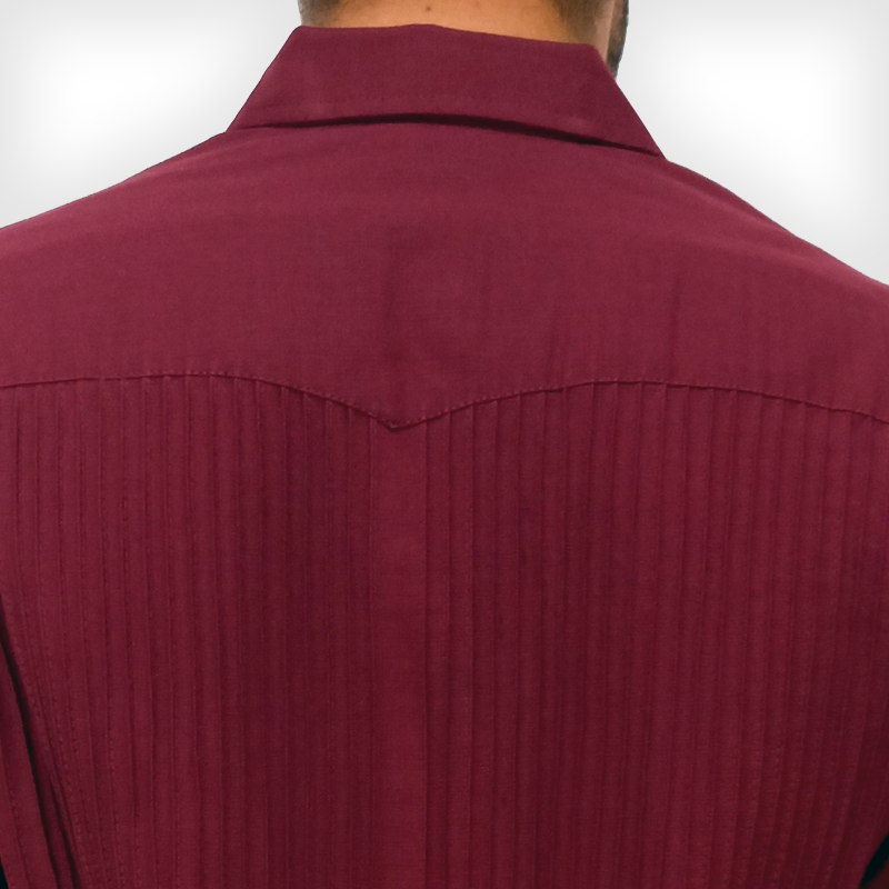 Homme portant une guayabera bordeaux – style latino raffiné