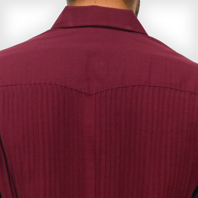 Homme portant une guayabera bordeaux – style latino raffiné
