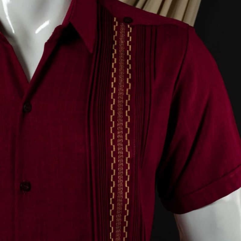 Homme portant une guayabera grenat – élégance tropicale raffinée
