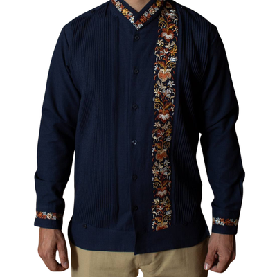 Homme portant une guayabera indigo foncé brodée élégante