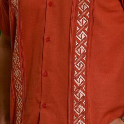 Homme portant une guayabera rouge brique