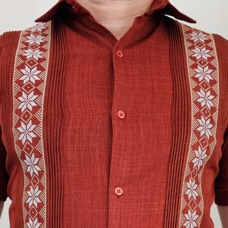 Homme portant une guayabera rouge brique à manches courtes