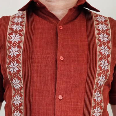 Homme portant une guayabera rouge brique à manches courtes