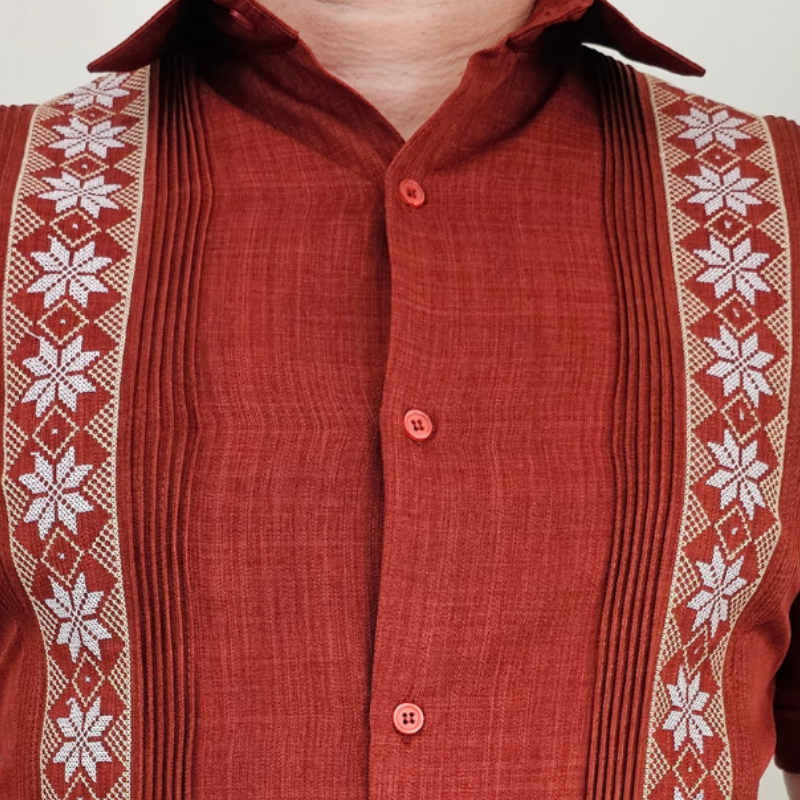 Homme portant une guayabera rouge brique à manches longues