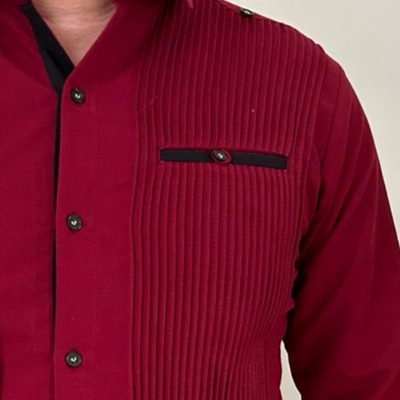 Homme portant une guayabera rouge brodée