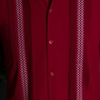 Homme portant une guayabera rouge cerise