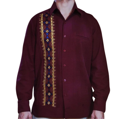 Homme portant une guayabera rouge foncé
