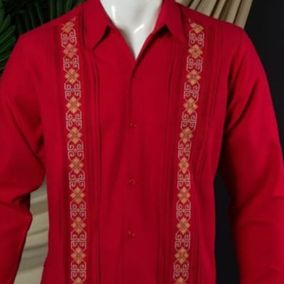 Homme portant une guayabera rouge – élégance tropicale et assurance