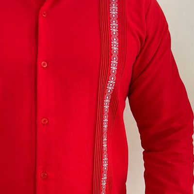 Homme portant une guayabera rouge à manches longues