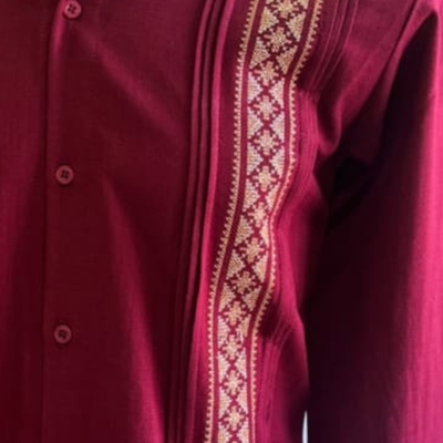Homme portant une guayabera rouge vin