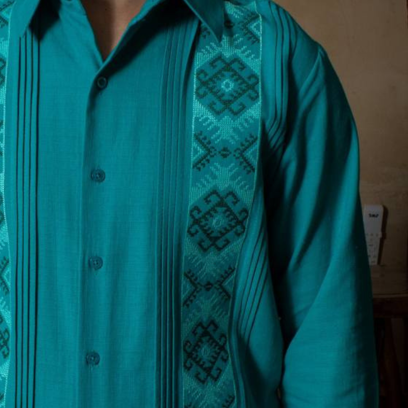 Homme portant une guayabera vert jade élégante