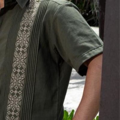 Homme portant une guayabera vert militaire