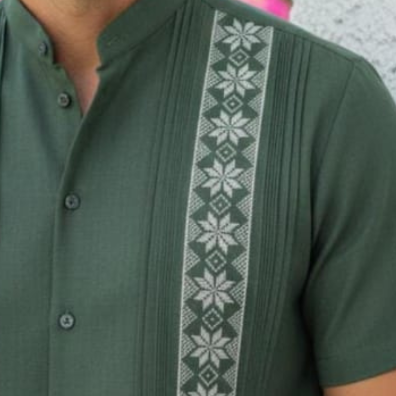 Homme portant une guayabera vert sapin élégante