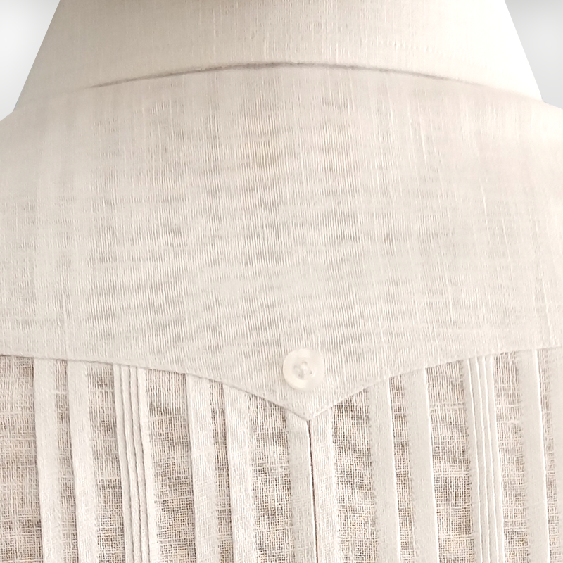 Marié portant une guayabera blanche en coton pour une cérémonie à la plage