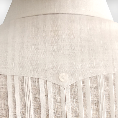 Marié portant une guayabera blanche en coton pour une cérémonie à la plage