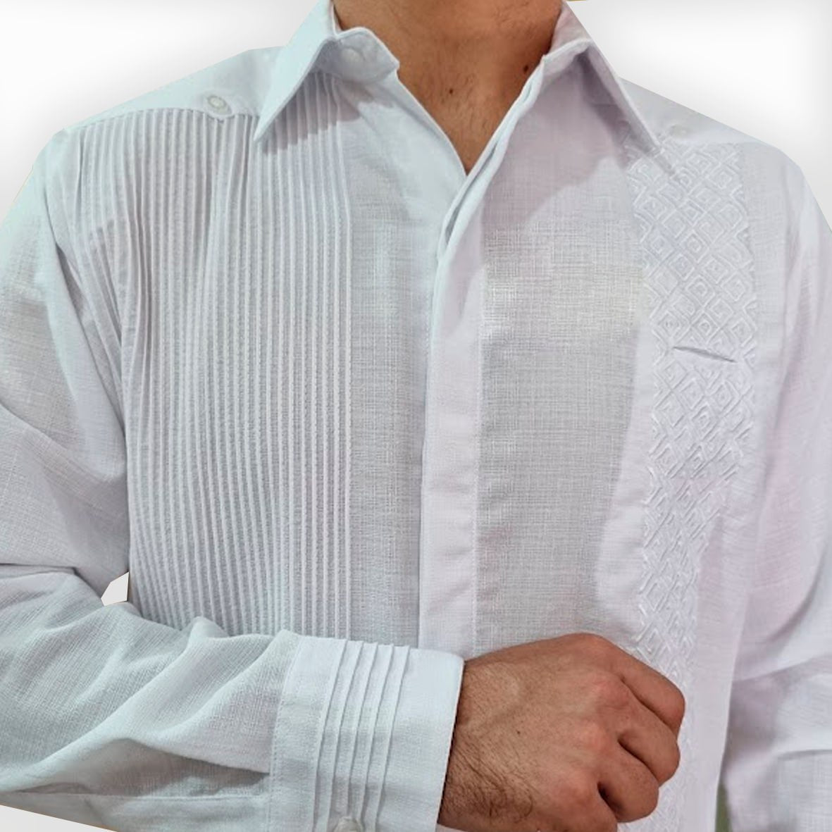 Marié portant une guayabera blanche élégante en lin, style tropical chic