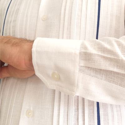 Marié portant une guayabera blanche à manches longues pour cérémonie en bord de mer