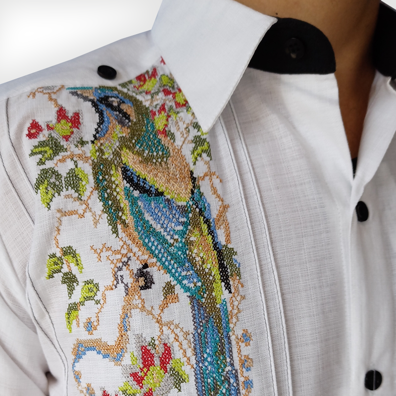 Motif du pájaro Toh brodé à la main sur guayabera en lin et coton