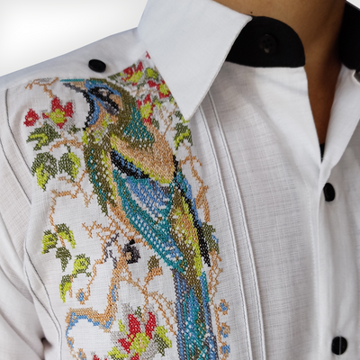 Motif du pájaro Toh brodé à la main sur guayabera en lin et coton