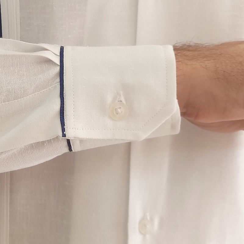 Tenue de mariage tropicale pour homme – guayabera blanche et pantalon bleu clair